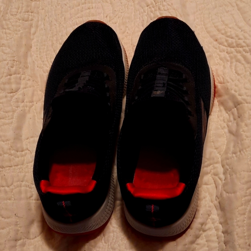 Black & pink skechers !
